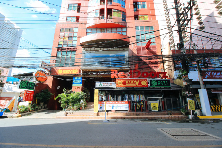 RedDoorz @ The Providence Tower - Vaccinated Staff