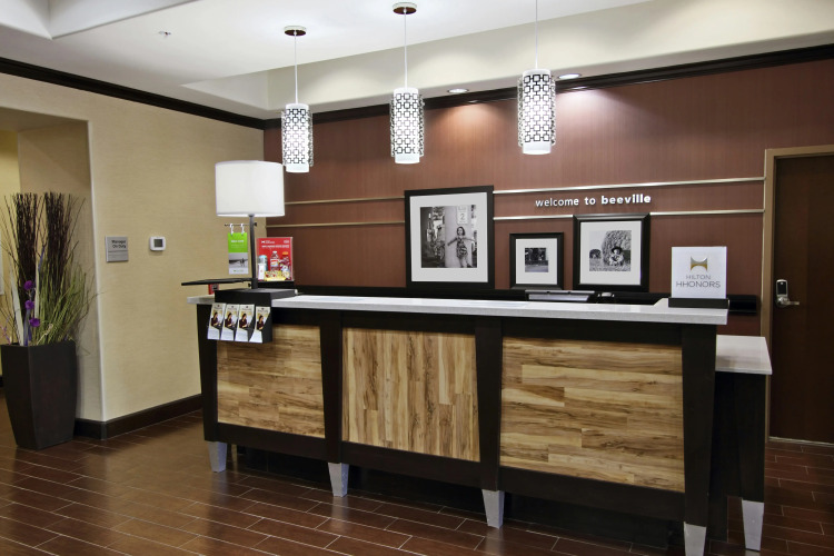 Hampton Inn Beeville — фото 2