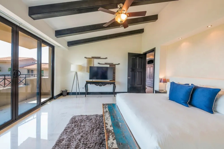 Beautiful 3 Bedroom Condo — фото 3