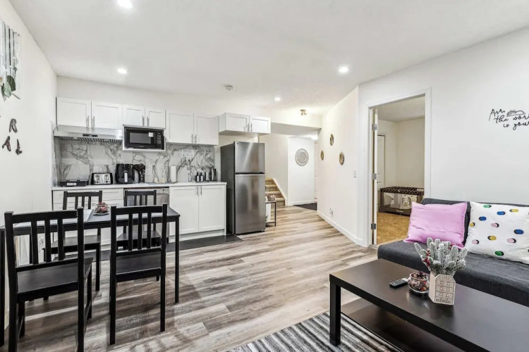 Charming Basement Suite With Parking & Laundry — фото 3