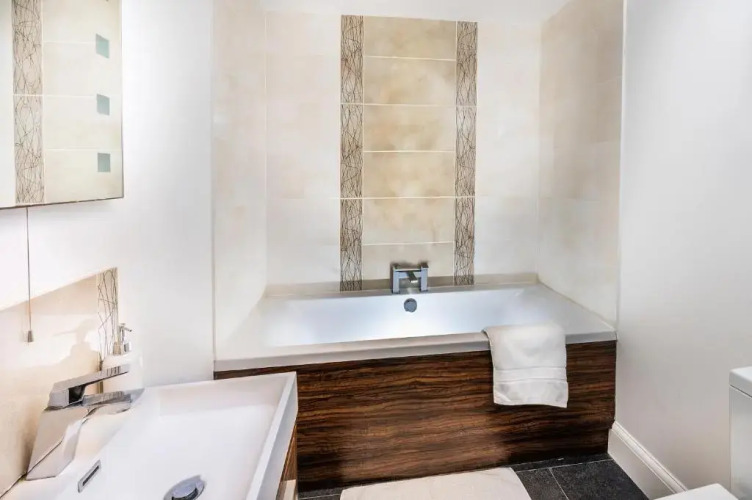 Modern & spacious 2-bed flat with secure parking — фото 5