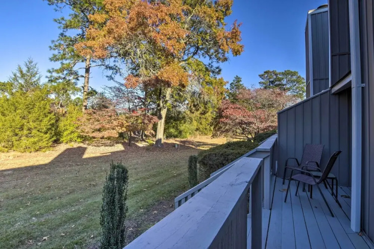 Modern Townhome w/ Deck & Golf Course Views! — фото 4