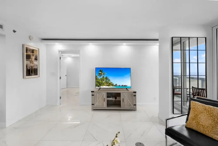 Chic Bayfront Condo With Stunning View — фото 3