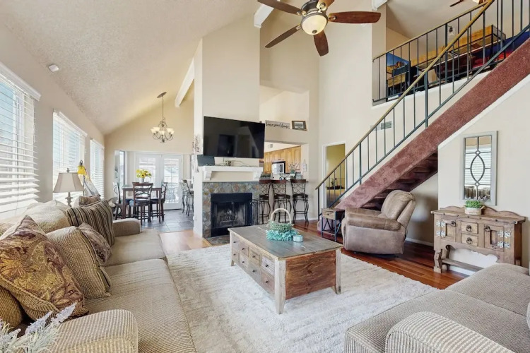 3BR Home w/ Sparkling Pool, Fire Pit — фото 2