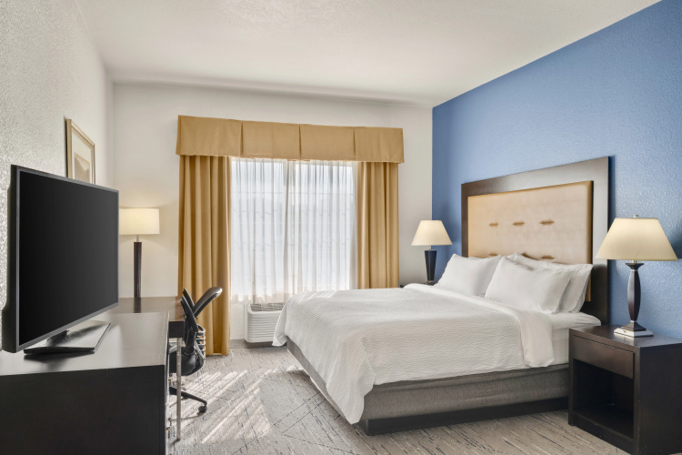 Holiday Inn Express & Suites New Buffalo by IHG